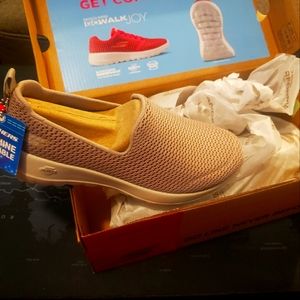 Brand New in Box Never worn Women's Skechers Size 5